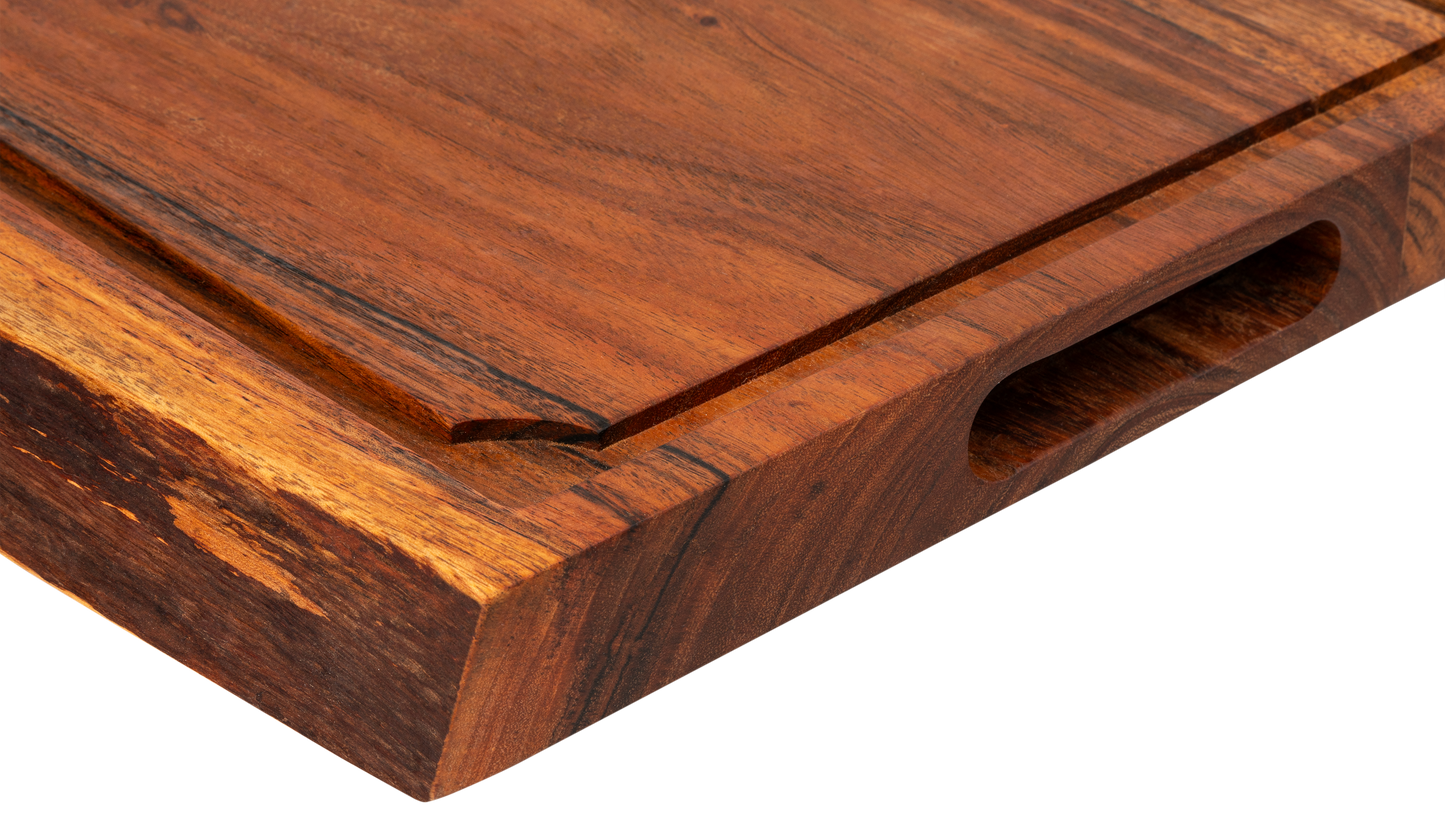 De zijplank gezien vanaf de zijkant gezien, met het ingevreesde handvat duidelijk in beeld.