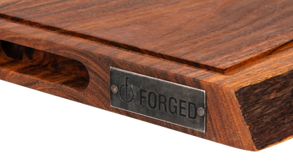 De zijplank gezien vanaf de andere zijkant gezien, met het ingevreesde handvat duidelijk in beeld en een ijzeren plaatje met de merknaam en he beeldmerk van Forged.