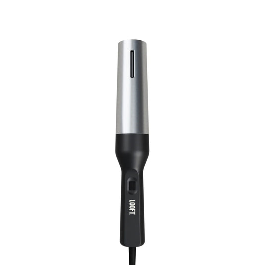 De Looft Air Lighter heeft een chromen bovenkant met daaronder een recht zwartkleurig handvat van kunststof. Op het kunststof gedeelte zit de aan en uit schakelaar.