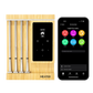 De bamboe oplader met 4 probes en display. Rechts van de oplader ligt een mobiele telefoon met de Meater kookapp. 