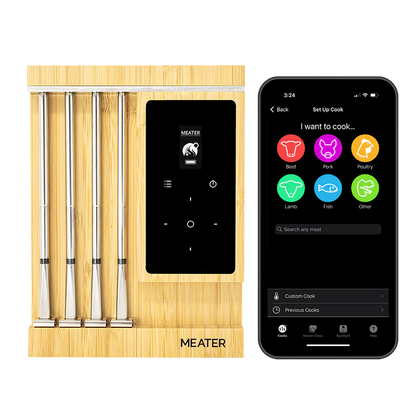 De bamboe oplader met 4 probes en display. Rechts van de oplader ligt een mobiele telefoon met de Meater kookapp. 