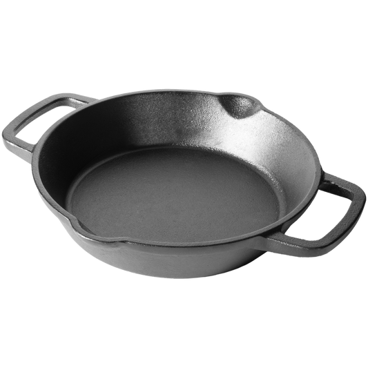 Bovenkant van de zwarte, gietijzeren pan met 2 handvaten en 2 schenktuiten. De pan heeft een diameter van 16 cm en is schuin van boven gefotografeerd.