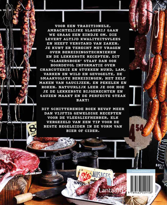 De achterkant van The Butcher, het ultieme kookboek voor de vleesliefhebber. Een sfeerafbeelding is te zien van gedroogde worsten, die links en rechts naar beneden hangen. Onderaan staan diverse schalen met gedroogde worsten. In het midden staat een samenvatting van de inhoud van het kookboek.