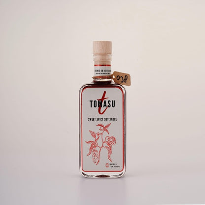 Hetzelfde flesje gefotografeerd rechtopstaand tegen een witte achtergrond.