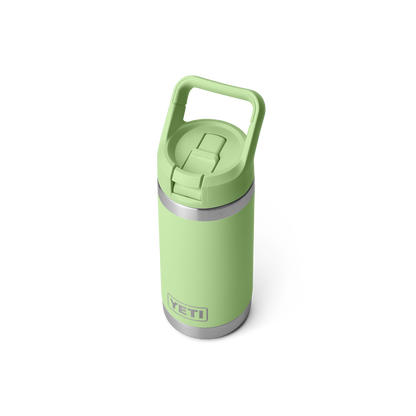 Bovenaanzicht van de Yeti rambler junior kids drinkfles met  bijpassende rietjesdop van 355 ml in de kleur Key Lime met gesloten rietjesdop.