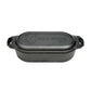 Zwarte, gietijzeren, ovalen dutch oven met grilldeksel, gezien schuin vanaf de zijkant. De braadpan heeft twee handvaten. Bovenop de deksel staat het logo en de merknaam van Valhal Outdoor gedrukt.