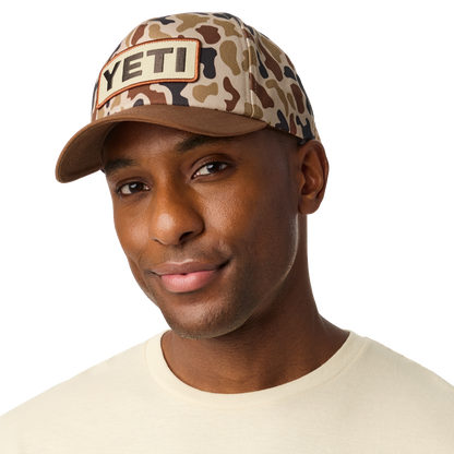 YETI Mid Pro Flat Brim Logo Badge Snapback | Wetlands Camo