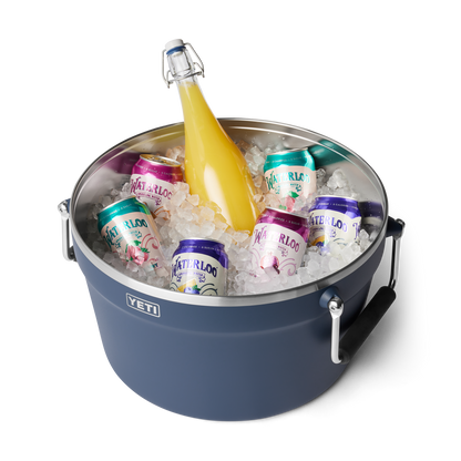 YETI Rambler Beverage Tub with Raised Lid 15.1L | Navy