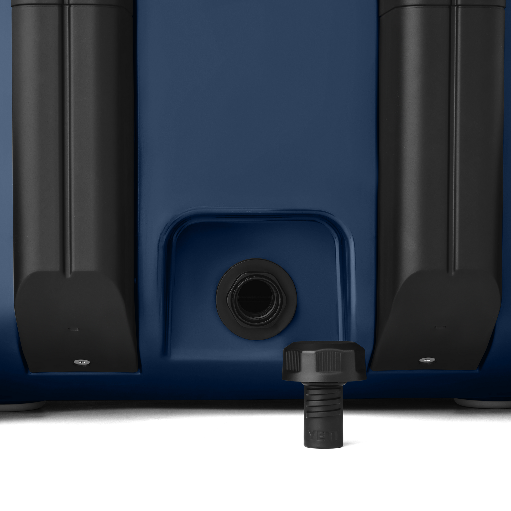 YETI Roadie 32 Wheeled Cooler | Navy