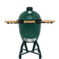 Dezelfde Big Green Egg met gemonteerde houten zijplankjes. De kamado is ditmaal recht van voren gefotografeerd.