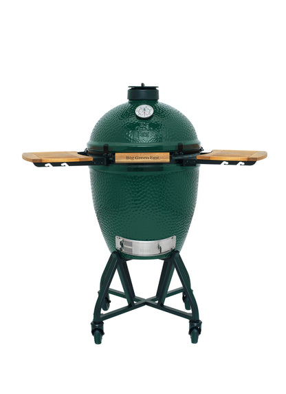 Dezelfde Big Green Egg met gemonteerde houten zijplankjes. De kamado is ditmaal recht van voren gefotografeerd.