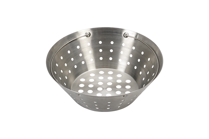 De Big Green Egg houtskoolmand gemaakt van RVS. De ronde mand is voorzien van gaten in de zijkant en bodem en heeft twee handvaten.