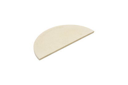 De Big Green Egg Half Conveggtor Stone heeft de vorm van een halve cirkel en is gemaakt van wit keramiek. Dit specifieke model is geschikt voor de Big Green Egg Large. De steen is schuin vanaf de bovenkant in beeld gebracht.