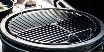 Een set-up op de Big Green Egg bestaande uit: een RVS halve maan rooster en een gietijzeren halve maan rooster.