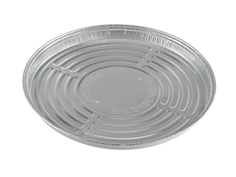 Een ronde, zilverkleurige aluminium druippan van Big Green Egg. De pan heeft een verhoogd patroon met openingen in de bodem, ontworpen om vet en sappen op te vangen tijdens het koken op de barbecue. In het midden van de pan staat het logo "Big Green Egg" gegraveerd. Dit type pan is wegwerpbaar en komt in een set van 5 stuks, bedoeld om het schoonmaken van de barbecue te vergemakkelijken. Het product is licht van gewicht en eenvoudig in gebruik.