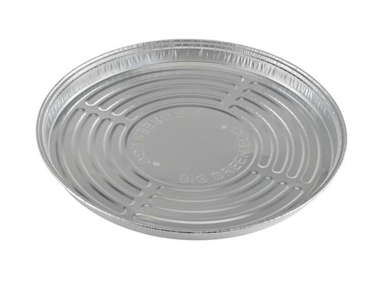 Een ronde, zilverkleurige aluminium druippan van Big Green Egg. De pan heeft een verhoogd patroon met openingen in de bodem, ontworpen om vet en sappen op te vangen tijdens het koken op de barbecue. In het midden van de pan staat het logo "Big Green Egg" gegraveerd. Dit type pan is wegwerpbaar en komt in een set van 5 stuks, bedoeld om het schoonmaken van de barbecue te vergemakkelijken. Het product is licht van gewicht en eenvoudig in gebruik.