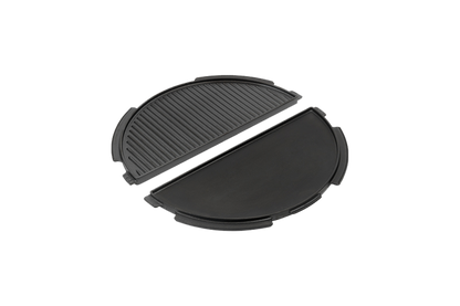 Een halve gietijzeren plancha van Big Green Egg, geschikt voor de Large-modellen. De plancha bestaat uit één halve cirkel, waarvan één kant een glad oppervlak heeft voor het bakken van bijvoorbeeld eieren of pannenkoeken, en de andere kant is geribbeld voor het grillen van vlees, vis of groenten. Het materiaal is duurzaam gietijzer, wat zorgt voor een gelijkmatige warmteverdeling en perfecte grillresultaten.