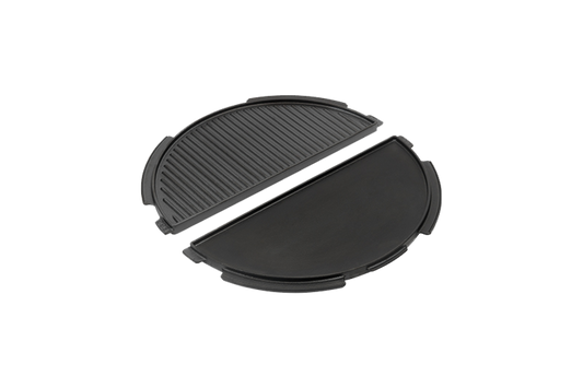 Een halve gietijzeren plancha van Big Green Egg, geschikt voor de Large-modellen. De plancha bestaat uit één halve cirkel, waarvan één kant een glad oppervlak heeft voor het bakken van bijvoorbeeld eieren of pannenkoeken, en de andere kant is geribbeld voor het grillen van vlees, vis of groenten. Het materiaal is duurzaam gietijzer, wat zorgt voor een gelijkmatige warmteverdeling en perfecte grillresultaten.
