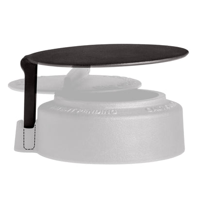 Een regenbeschermkap, ontworpen voor de rEGGulator van Big Green Egg. Deze kap is een accessoire dat voorkomt dat regenwater de barbecue binnendringt via de ventilatieregelaar. Het bestaat uit een ronde, platte metalen kap die boven de rEGGulator wordt geplaatst. Aan de zijkant is een verticale arm zichtbaar die de kap op zijn plaats houdt en in de ventilatieregelaar past. De rest van de rEGGulator is schematisch weergegeven in een doorzichtige grijstint, om te laten zien hoe de kap erop wordt bevestigd. 