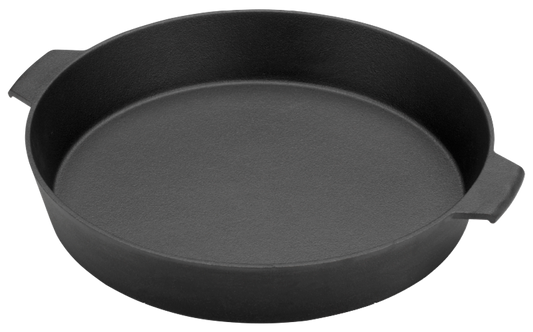 Een ronde gietijzeren pan met twee kleine handgrepen aan de zijkanten. De pan heeft een platte bodem en een lage, rechte rand. Het is een robuust ontwerp, ideaal voor bakken, braden of grillen. Geschikt voor gebruik op een barbecue, zoals de Big Green Egg, of op andere warmtebronnen. De diameter van de pan is compact, geschikt voor kleinere gerechten of porties.