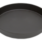 Een ronde, zwarte gietijzeren koekenpan met twee stevige handgrepen aan de zijkanten. De pan heeft een vlakke bodem en is geschikt voor gebruik op een barbecue, zoals de Big Green Egg, of op een fornuis. Het ontwerp is robuust en ideaal voor het bereiden van diverse gerechten, zoals stoofschotels, gebakken ingrediënten of gegrilde gerechten.