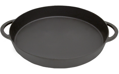 Een ronde, zwarte gietijzeren koekenpan met twee stevige handgrepen aan de zijkanten. De pan heeft een vlakke bodem en is geschikt voor gebruik op een barbecue, zoals de Big Green Egg, of op een fornuis. Het ontwerp is robuust en ideaal voor het bereiden van diverse gerechten, zoals stoofschotels, gebakken ingrediënten of gegrilde gerechten.