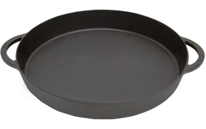 Een ronde, zwarte gietijzeren koekenpan met twee stevige handgrepen aan de zijkanten. De pan heeft een vlakke bodem en is geschikt voor gebruik op een barbecue, zoals de Big Green Egg, of op een fornuis. Het ontwerp is robuust en ideaal voor het bereiden van diverse gerechten, zoals stoofschotels, gebakken ingrediënten of gegrilde gerechten.