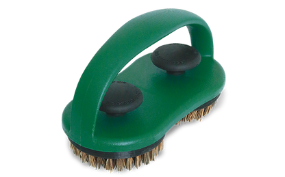 Een handborstel van Big Green Egg, ontworpen voor het reinigen van barbecuegrillroosters. De borstel heeft een stevige groene kunststof basis met een geïntegreerd handvat voor een comfortabele grip. Onder de basis bevinden zich twee ronde borstelkoppen met borstelharen van natuurlijke boomvezels. Aan de bovenkant zijn twee zwarte knoppen zichtbaar die helpen om de borstelkoppen stevig vast te zetten. Het compacte ontwerp maakt het een praktische tool.