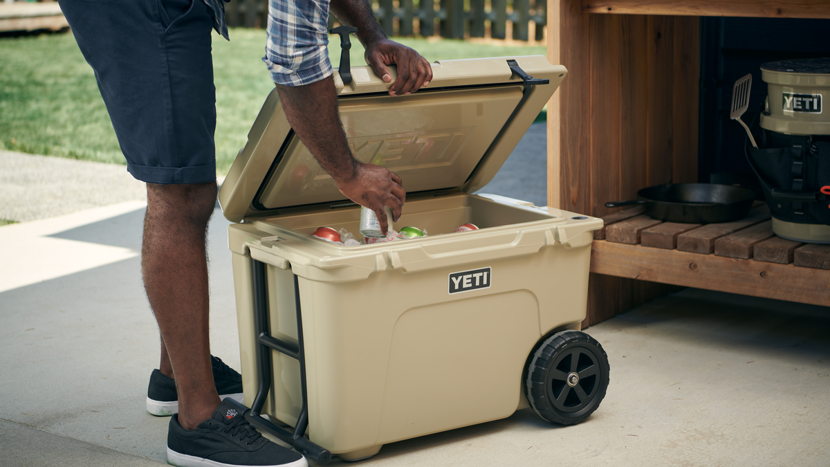 YETI Tundra Haul Wheeled Cooler | Navy